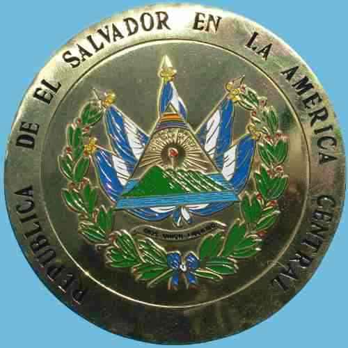 Placa con el escudo de El Salvador