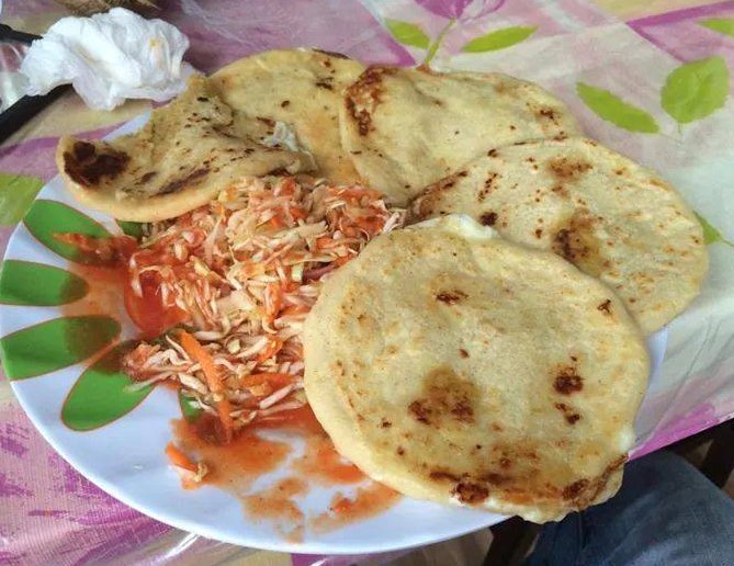 Pupusas con curtido y salsa